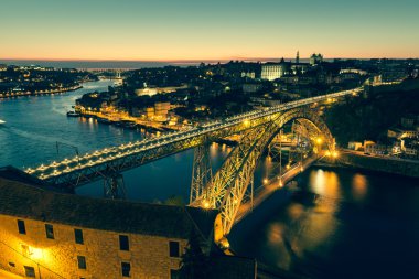 Porto, Portekiz Dom ile tarihi şehir gece görüntüsü 