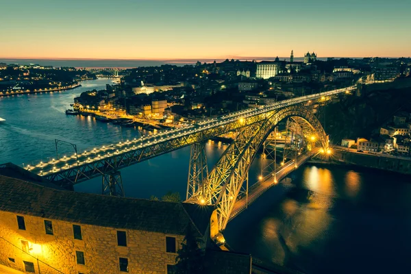 Porto, Portekiz Dom ile tarihi şehir gece görüntüsü 