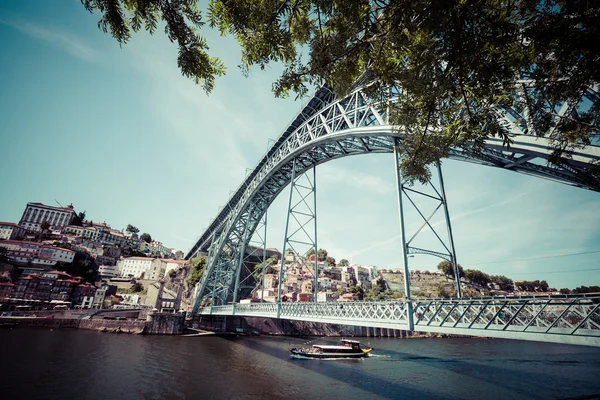 Město Porto v Portugalsku. Ponte Luiz, kterou jsem most přes řeku Douro — Stock fotografie