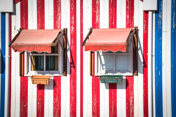 Coloridas casas de pescadores a rayas en azul y rojo, Costa Nova , —  Fotos de Stock
