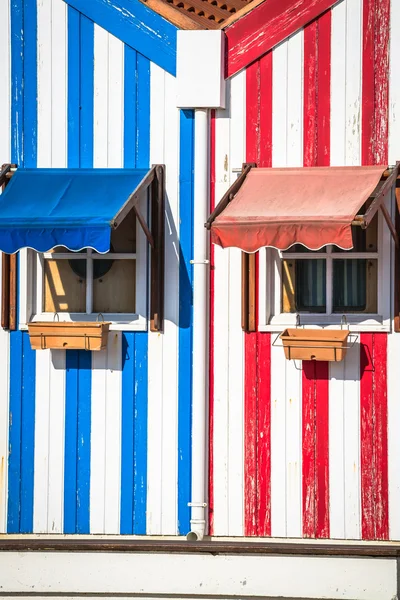 Coloridas casas de pescadores a rayas en azul y rojo, Costa Nova , —  Fotos de Stock
