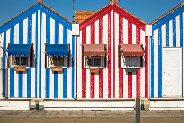 Bunt gestreifte Fischerhäuser in blau und rot, costa nova, — Stockfoto