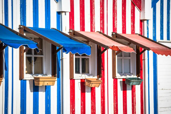 Casas de pescadores listradas coloridas em azul e vermelho, Costa Nova , — Fotografia de Stock