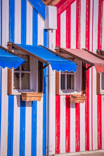 Bunt gestreifte Fischerhäuser in blau und rot, costa nova, — Stockfoto