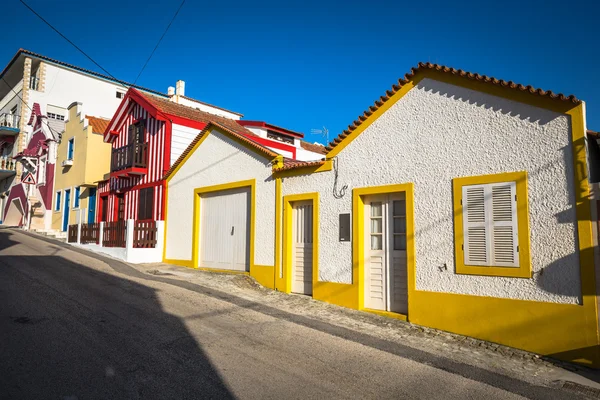 Casas coloridas en Costa Nova, Aveiro, Portugal — Foto de Stock