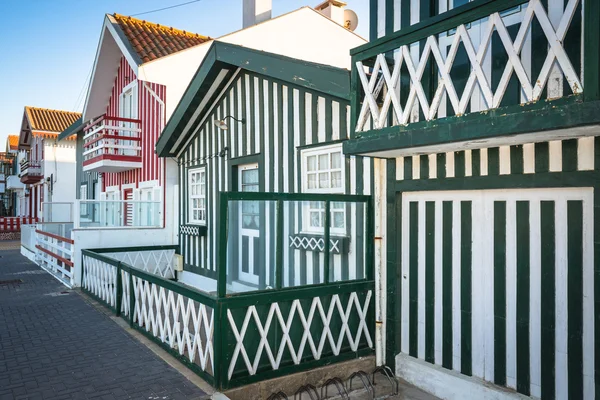 Farbenfrohe häuser in costa nova, aveiro, portugal — Stockfoto