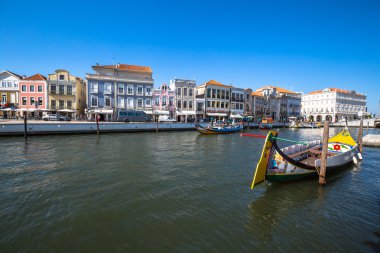 Aveiro, Portekiz - 22 Mayıs, 2015: Moliceiro tekne yelken c boyunca