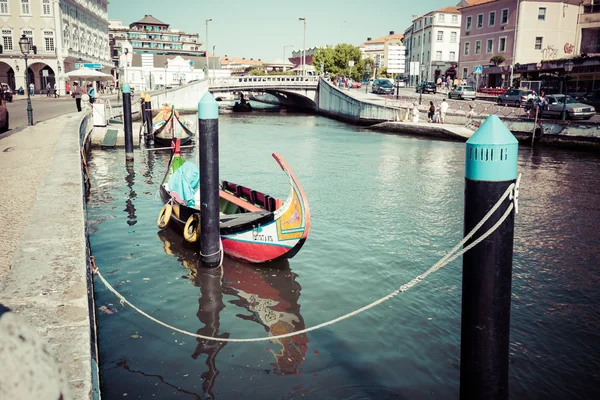 Aveiro, Portugal - 22 de mayo de 2015: Barcos Moliceiro navegan a lo largo de la c — Foto de Stock