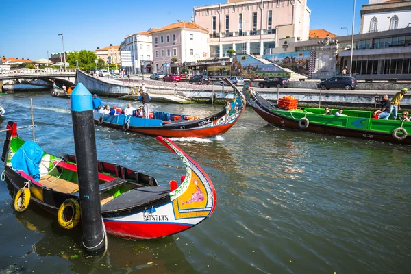 Aveiro, Portugal - 22 de mayo de 2015: Barcos Moliceiro navegan a lo largo de la c — Foto de Stock