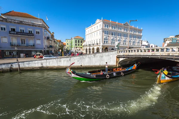 Aveiro, Portugal - 22 de mayo de 2015: Barcos Moliceiro navegan a lo largo de la c — Foto de Stock