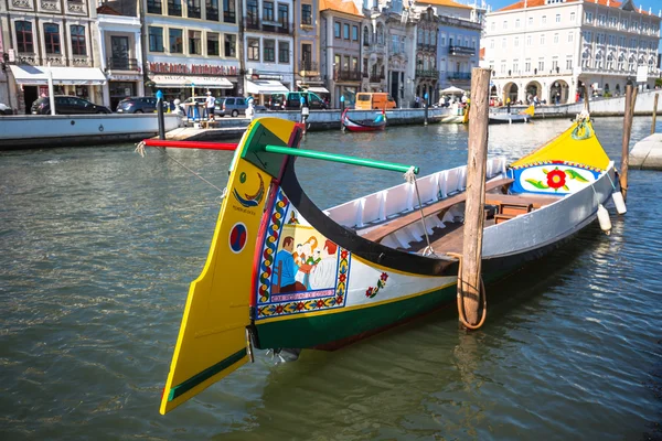 Aveiro, Portugal - 22 de mayo de 2015: Barcos Moliceiro navegan a lo largo de la c — Foto de Stock