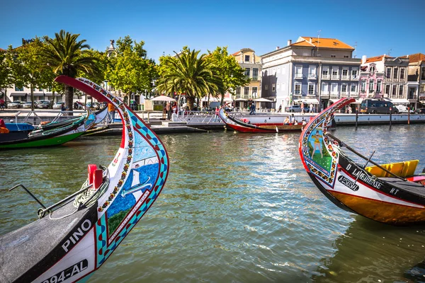 Aveiro, Portugal - 22 de mayo de 2015: Barcos Moliceiro navegan a lo largo de la c — Foto de Stock