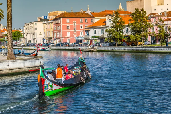 Aveiro, Portugal - 22 de mayo de 2015: Barcos tradicionales en Aveiro — Foto de Stock