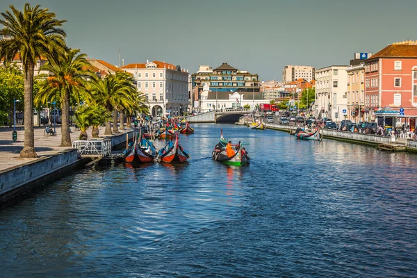 Aveiro, Portugal - 22 de mayo de 2015: Barcos Moliceiro navegan a lo largo de la c — Foto de Stock