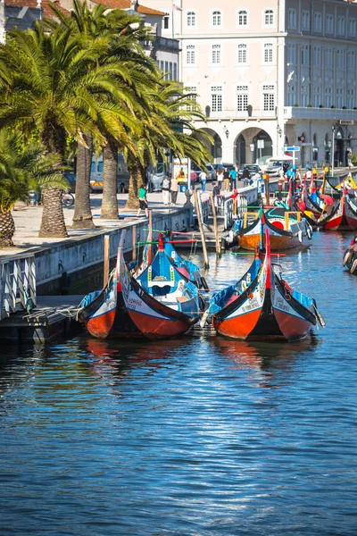Aveiro, Portugal - 22 de mayo de 2015: Barcos tradicionales en Aveiro — Foto de Stock