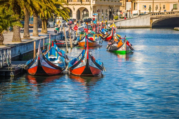 Aveiro, Portugal - 22 May, 2015: Moliceiro boats sail along the c — стоковое фото