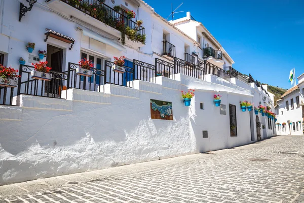 Pintoresca calle de Mijas con macetas en fachadas. Andalus. — Foto de Stock