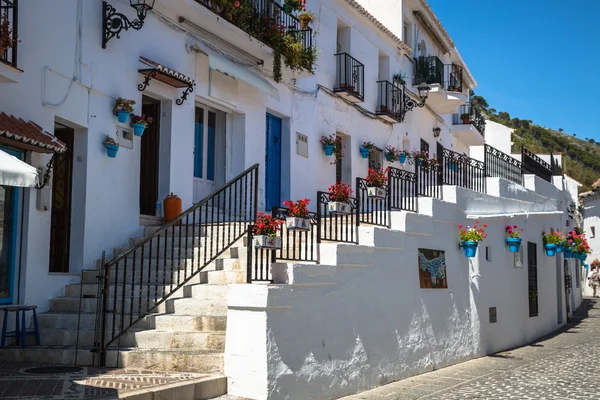 Rua pitoresca de Mijas com vasos de flores em fachadas. Andalus. — Fotografia de Stock