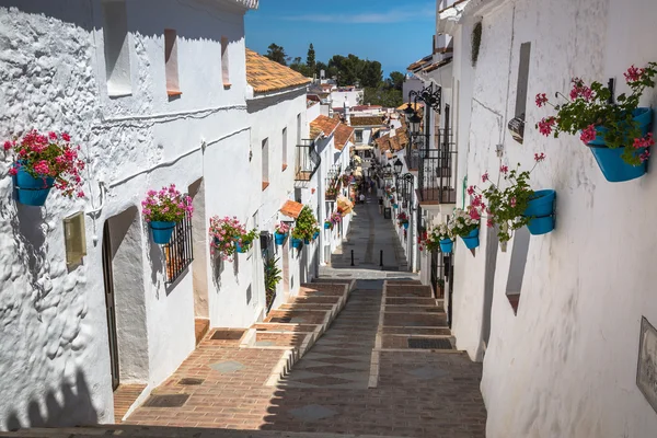 Rua com flores na cidade de Mijas, Espanha — Fotografia de Stock