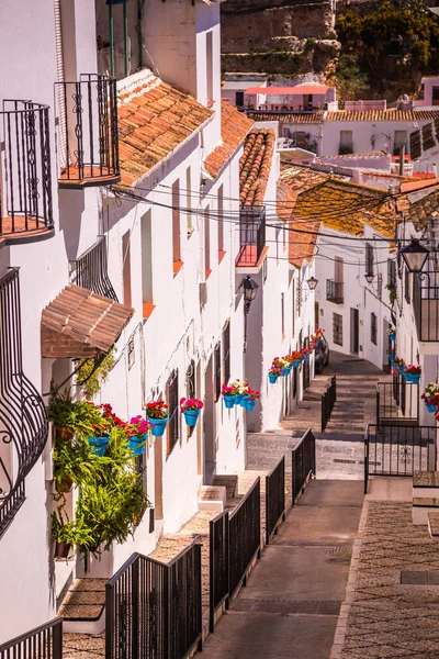 Rua pitoresca de Mijas com vasos de flores em fachadas. Andalus. — Fotografia de Stock