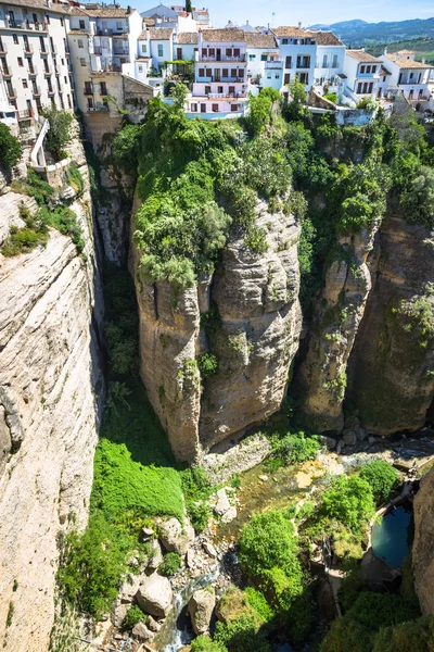 Pohled na budovy přes útes v ronda, Španělsko — Stock fotografie