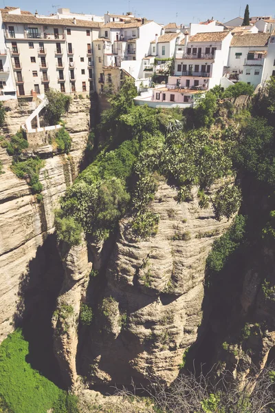 Pohled na budovy přes útes v ronda, Španělsko — Stock fotografie