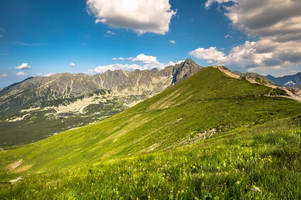 Tatra Mountain, Polsko, pohled z Kasprowy Wierch do údolí plyn — Stock fotografie