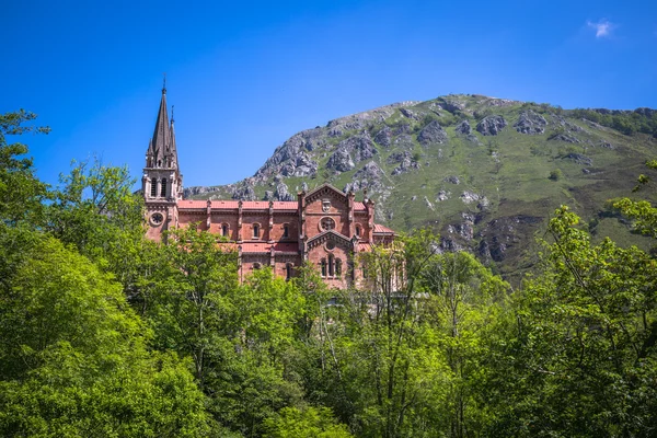 Bazylika santa maria, covadonga, asturias, Hiszpania — Zdjęcie stockowe