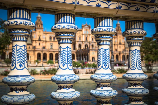 Puente de cerámica dentro de la Plaza de España en Sevilla, España . — Foto de Stock