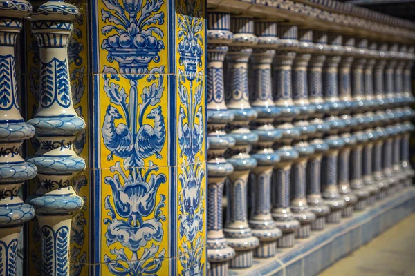 Ponte de cerâmica dentro da Plaza de Espana em Sevilha, Espanha . — Fotografia de Stock