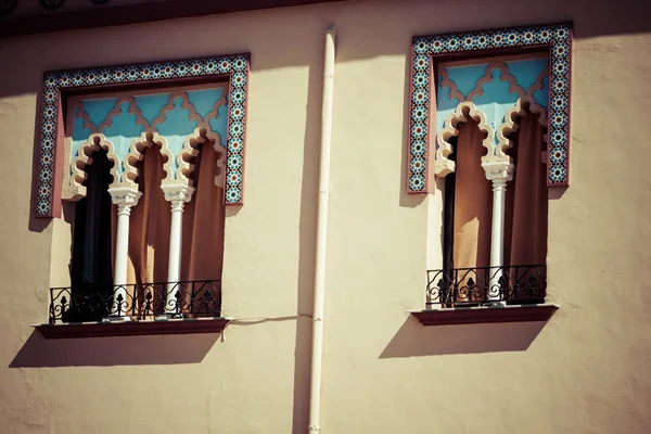 Cordoba, Spanien. gamla fönster i arabisk stil. — Stockfoto