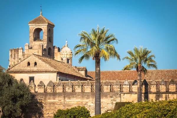 El famoso Alcázar con hermoso jardín en Córdoba, España —  Fotos de Stock