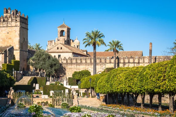 Le célèbre Alcazar avec beau jardin à Cordoue, Espagne — Photo