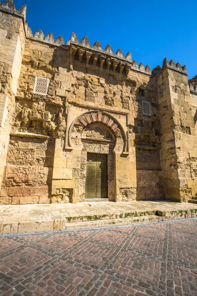 The Mosque Cathedral in Cordoba, Spain. Exterior wall with great — Stock Photo, Image