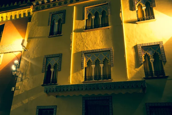 在阿拉伯风格在西班牙科尔多瓦-建筑旧 windows bac — 图库照片