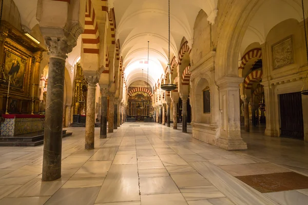 La Wielkiego Meczetu w Kordobie, Hiszpania. Katedra została zbudowana — Zdjęcie stockowe