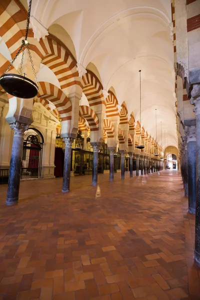 Catedral de La Mezquita em Córdoba, Espanha. A catedral foi construída — Fotografia de Stock