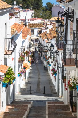 Mijas,İspanya-2 Mayıs,2014:Mijas kasabasında çiçeklerle dolu sokak, Sp