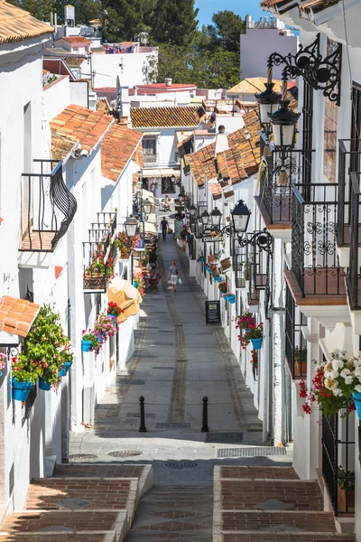Mijas, Espanha-2 Maio, 2014: Rua com flores na cidade de Mijas, Sp — Fotografia de Stock