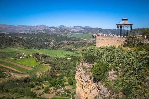 Ronda, spanien-3. mai 2014: ronda, spanische gebäude an der tajo-schlucht. — Stockfoto