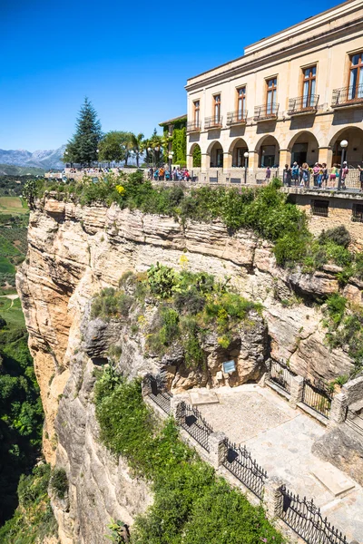 Ronda, Hiszpania-3 maja 2014: Ronda, Hiszpania budynki na wąwozie Tajo. — Zdjęcie stockowe