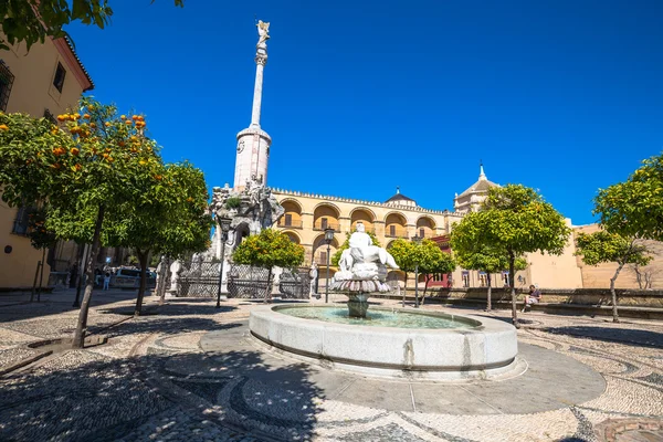 Cordoba, Španělsko-11. březen 2015: socha svatého Raphaela v kabelu — Stock fotografie