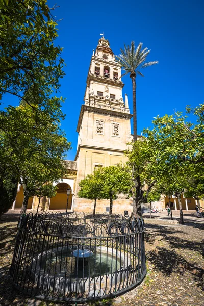 Córdoba, España-11 de marzo de 2015: El campanario en el mosqu Mezquita —  Fotos de Stock