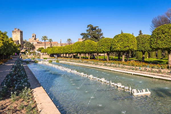 Cordoba, Spanien-mars 11, 2015: den berömda Alcazar med vackra ga — Stockfoto