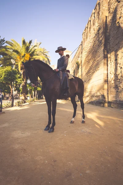 Cordoba, Spagna-11 marzo 2015: La gente montata a cavallo alla fiera di — Foto Stock