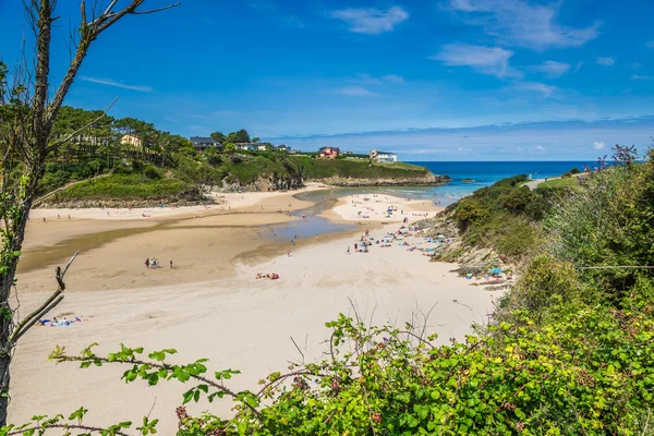 Strand van de Entreplayas in Galicia, Spanje. Paradise beach in Ribadeo, — Stockfoto
