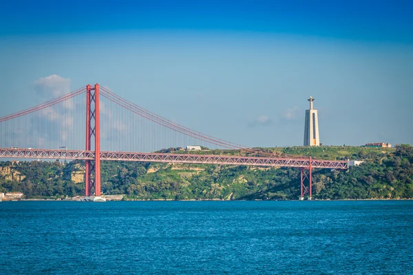 25 de Abril Bridge je most spojující město Lisabon — Stock fotografie