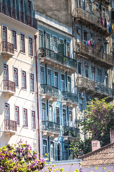 Wajah rumah tua di distrik Alfama, Lisbon — Stok Foto