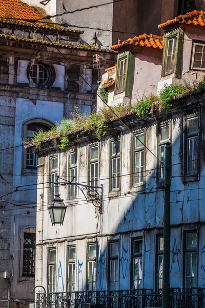 Wajah rumah tua di distrik Alfama, Lisbon — Stok Foto