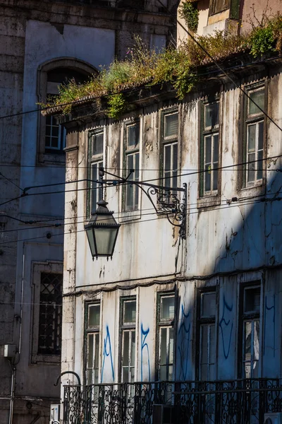 Fachada da casa velha no bairro de Alfama, Lisboa — Fotografia de Stock